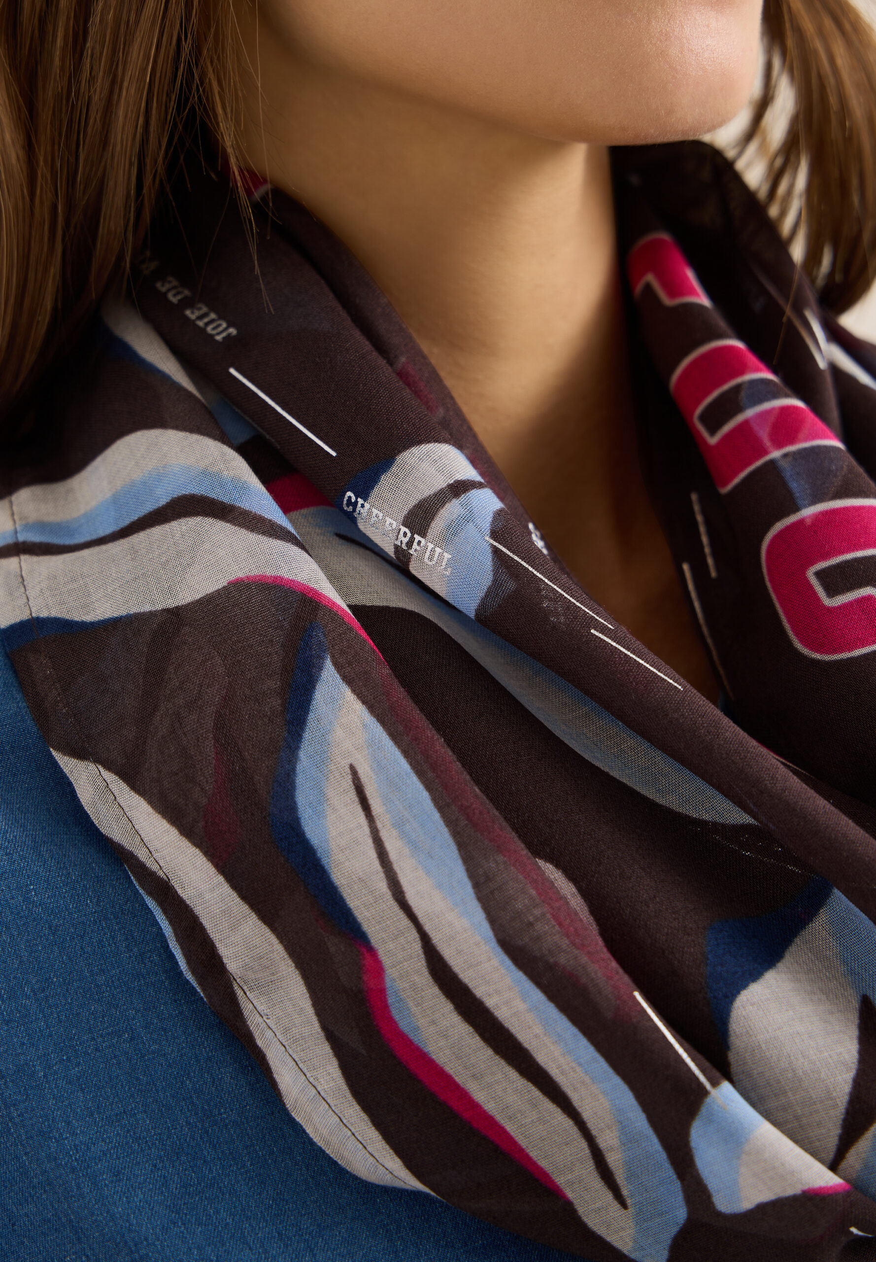 Loop Schal mit Folienprint von Cecil