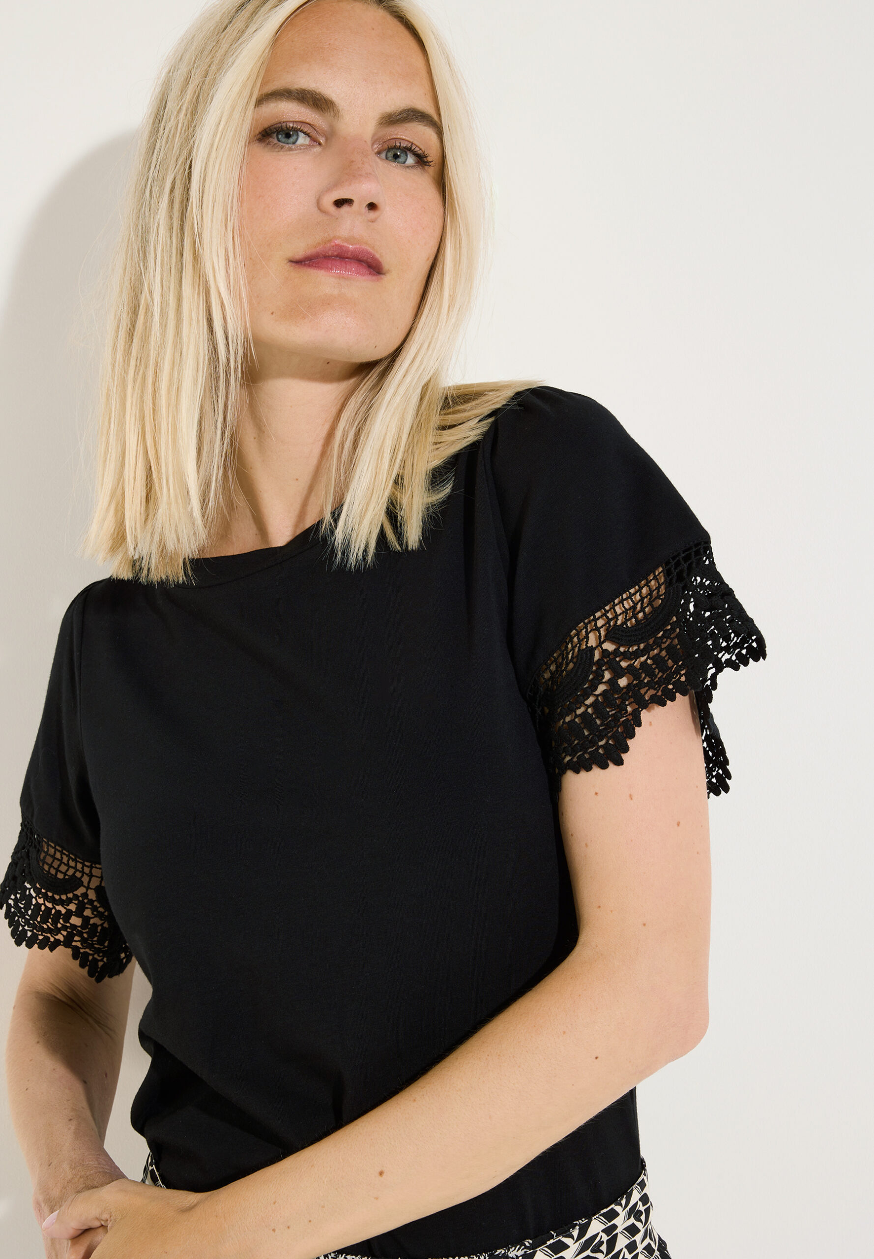 T-Shirt mit Spitzen-Ärmel von More&More