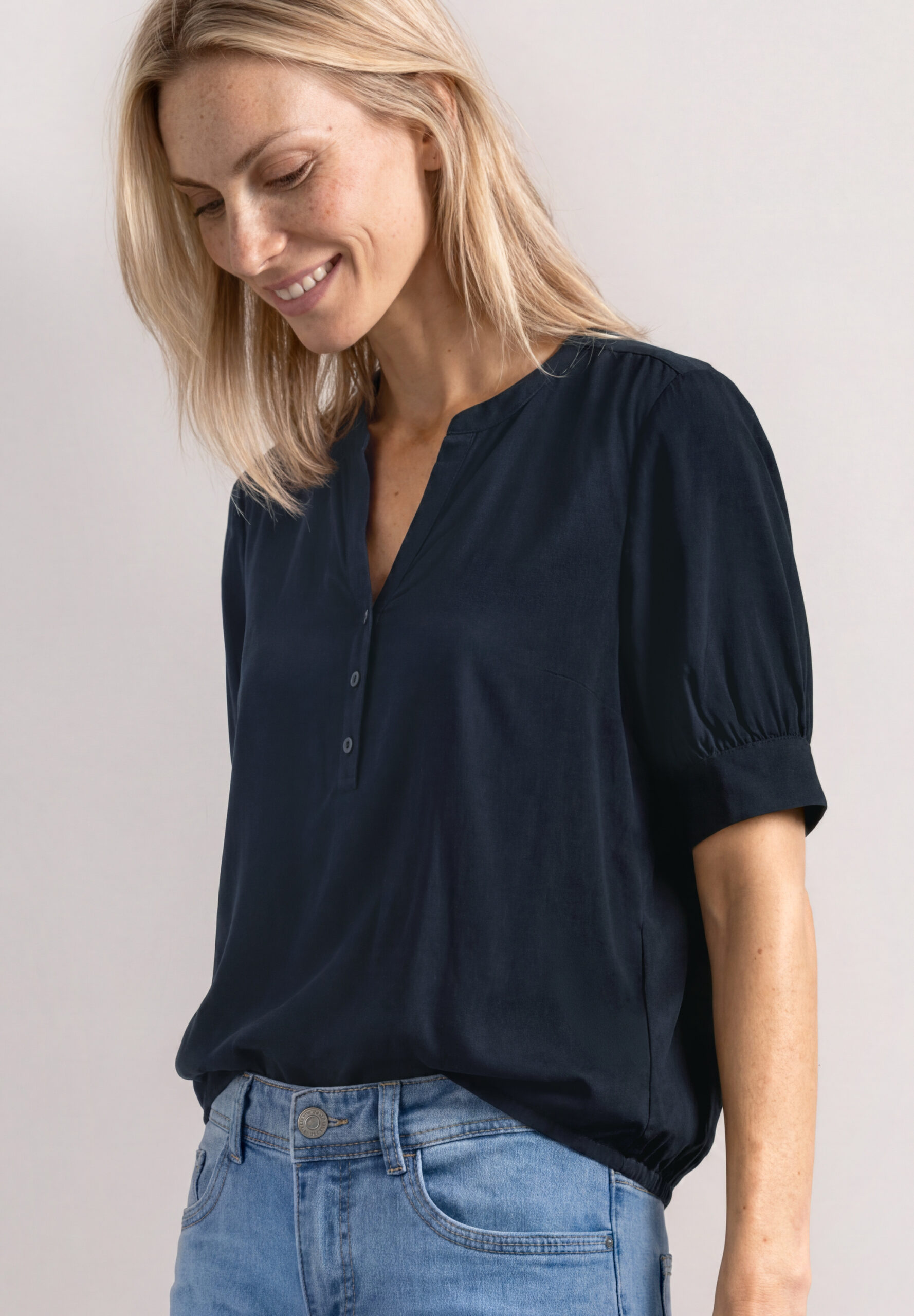 Kurzarm Bluse mit Split Neck und Elastiksaum von Street one