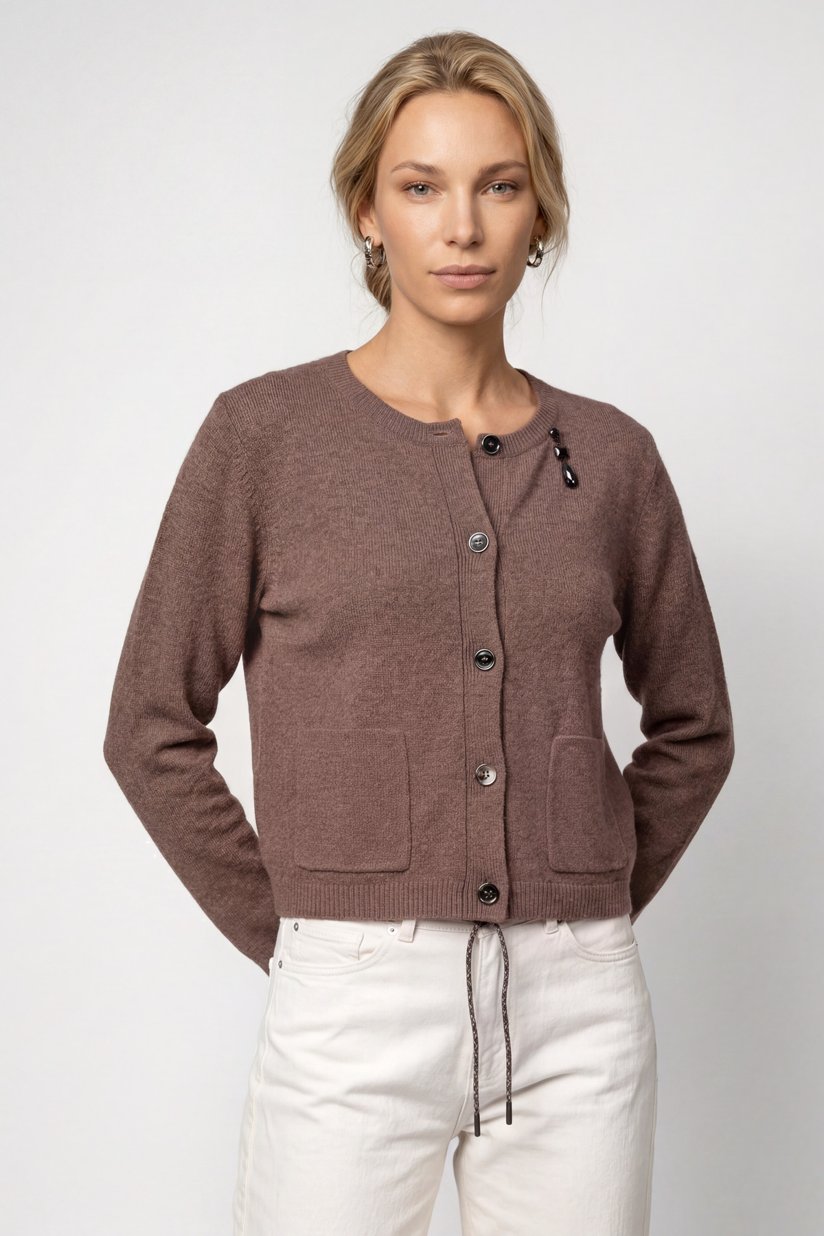 Strickjacke mit Brosche von Monari