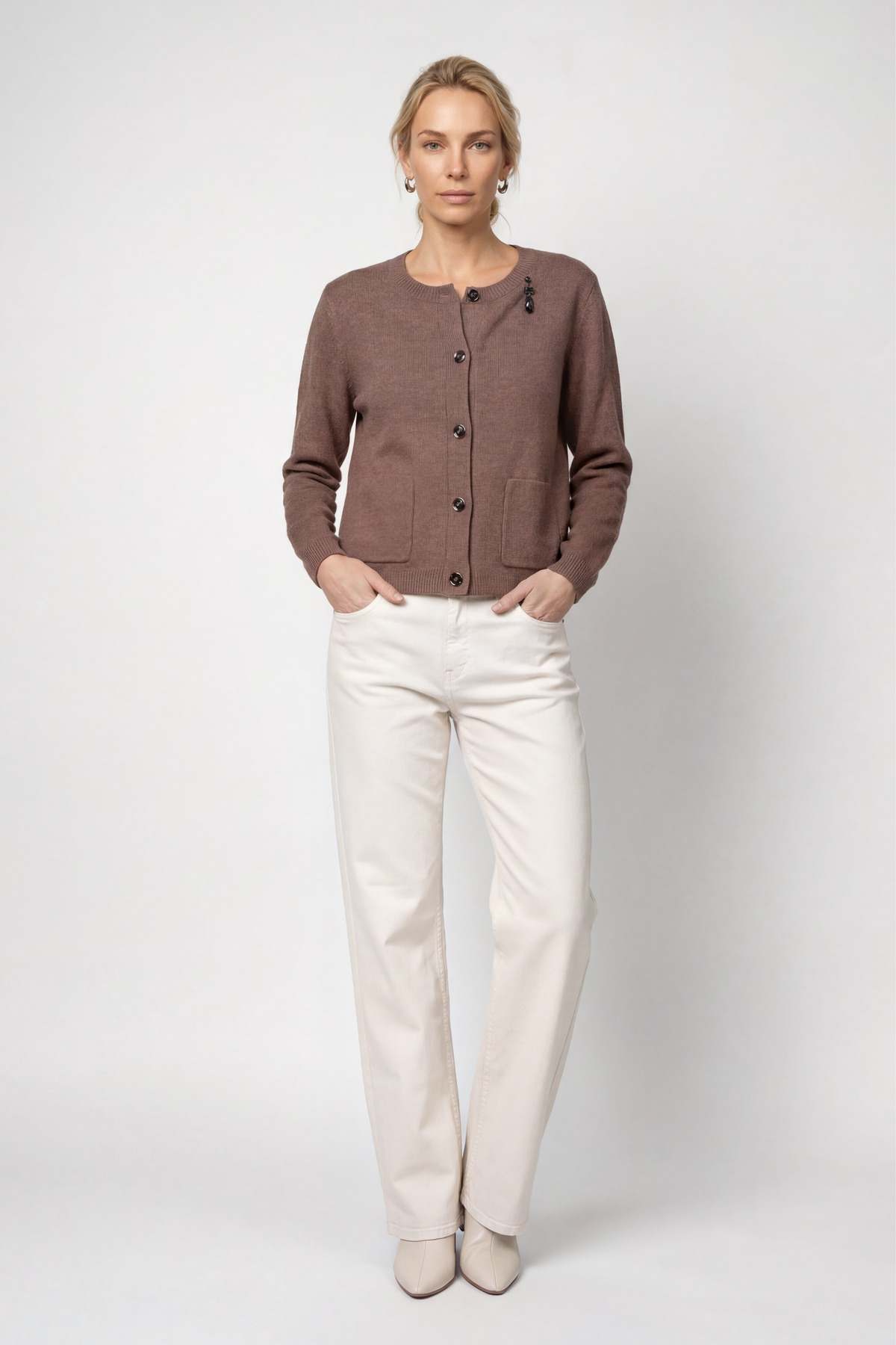 Strickjacke mit Brosche von Monari