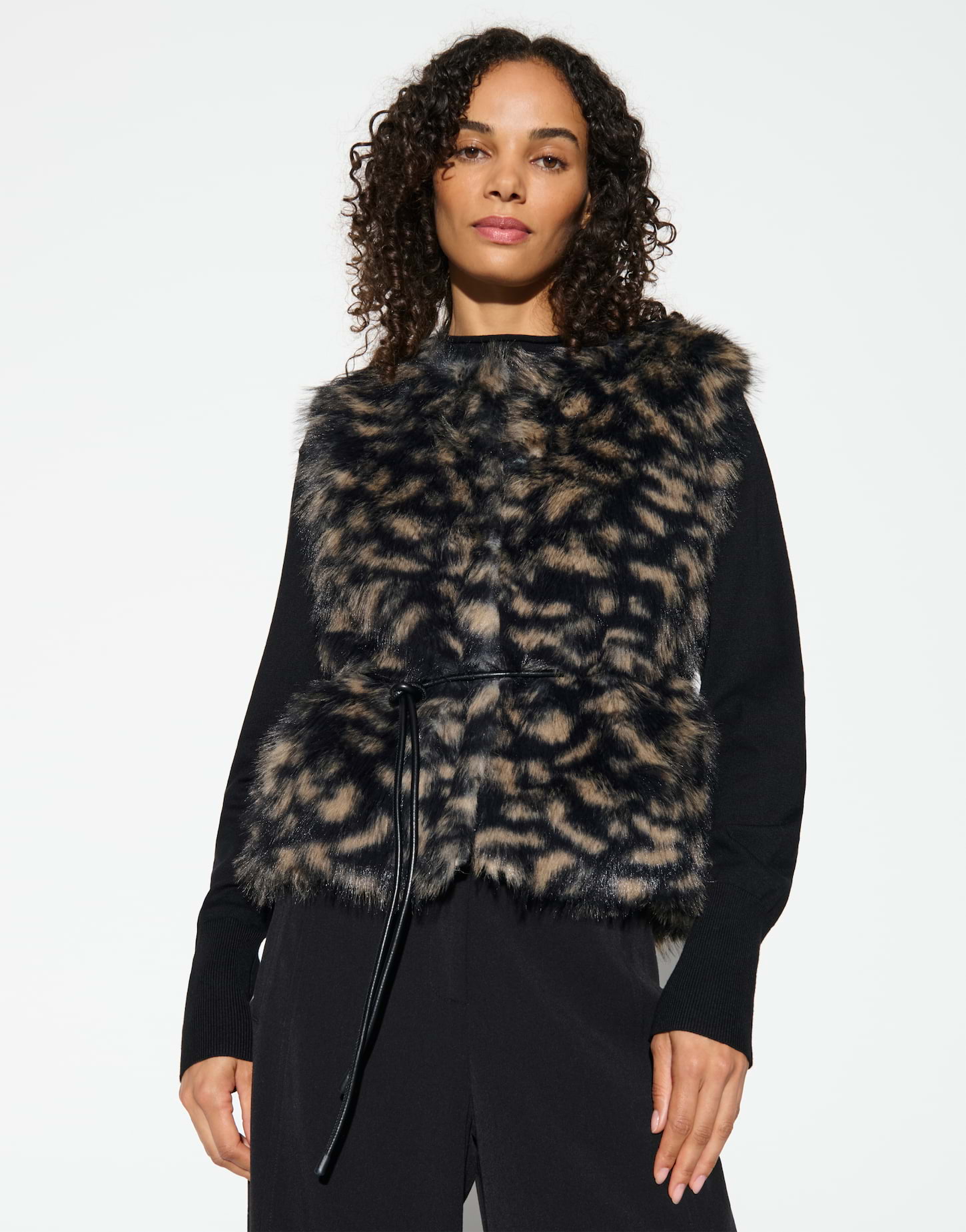 Faux-Fur Weste mit Gürtel von Opus
