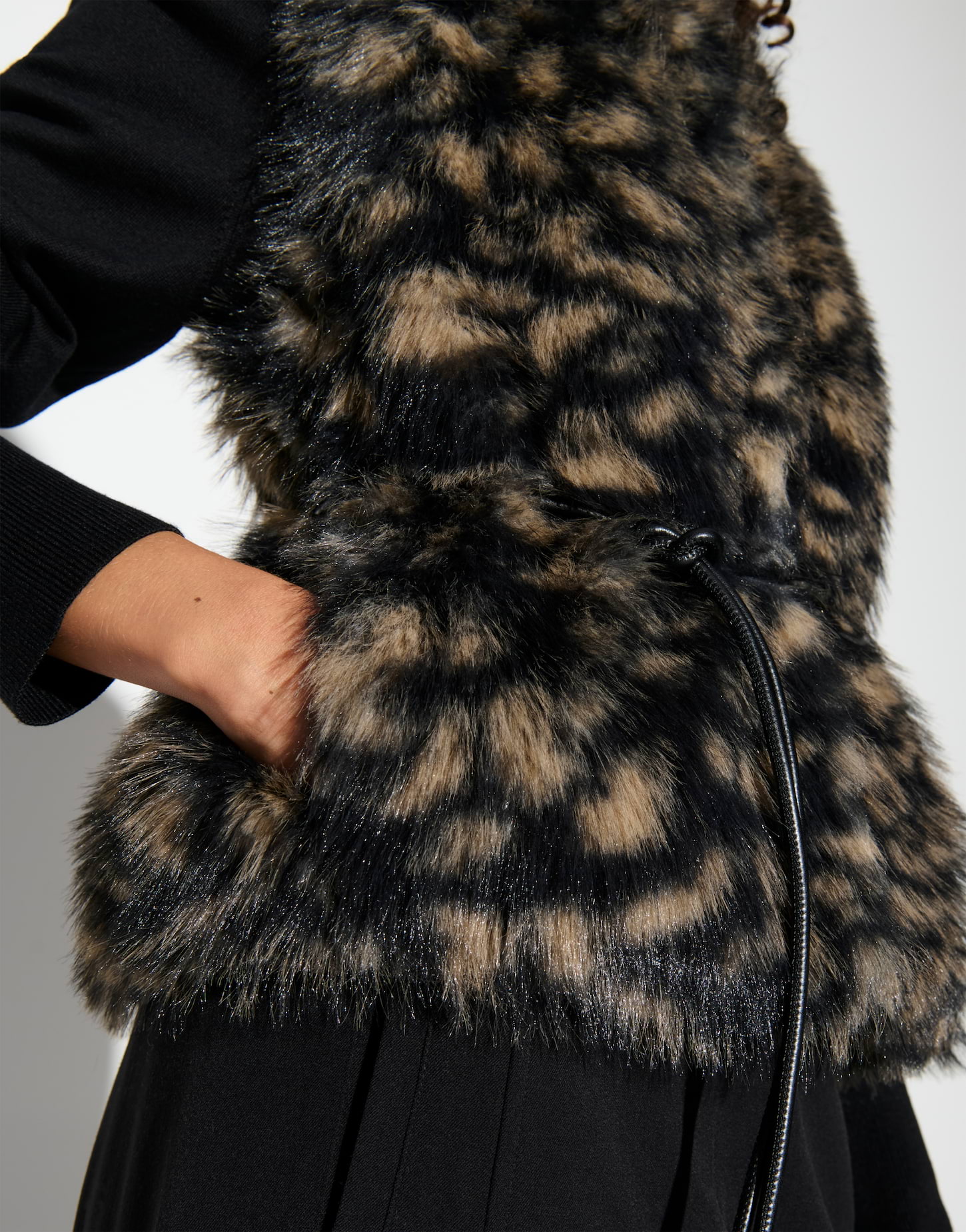 Faux-Fur Weste mit Gürtel von Opus