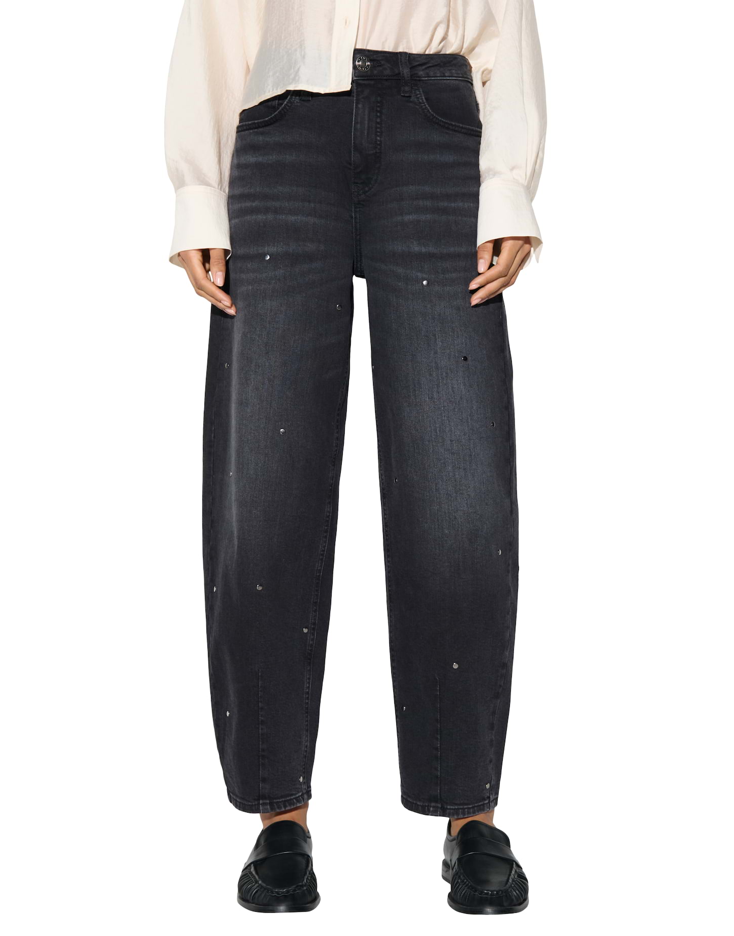 Barrel Jeans mit schimmernden Nieten von Opus