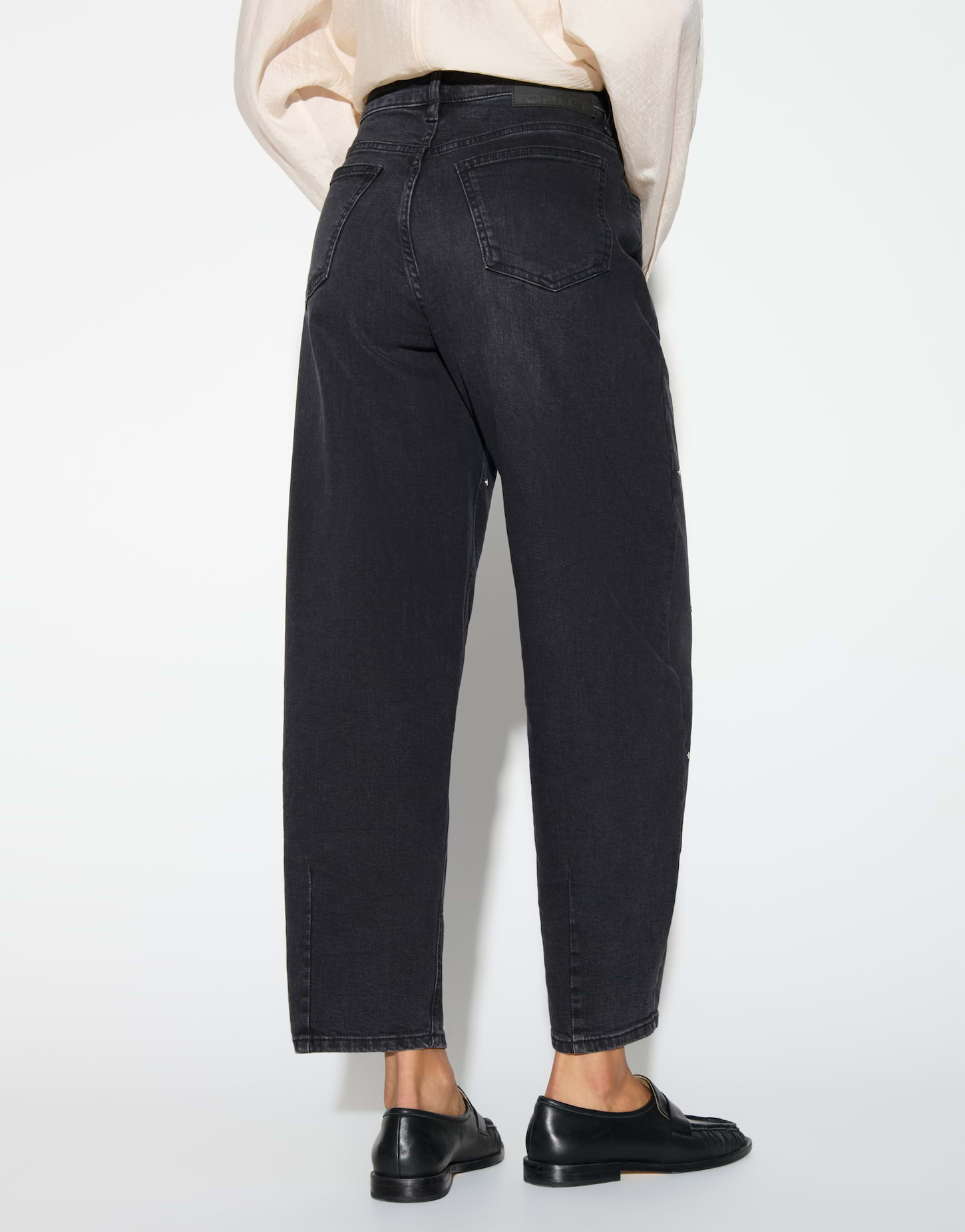 Barrel Jeans mit schimmernden Nieten von Opus